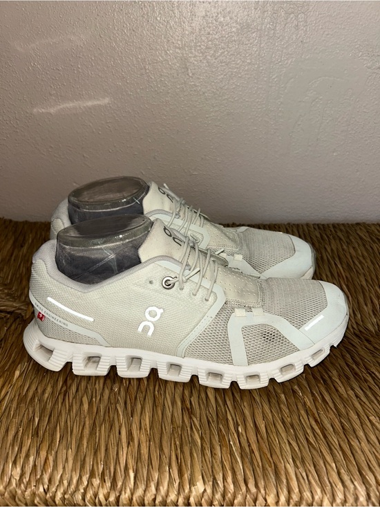 On Running Shoes - On Cloud 5 women’s size 8  White Breathable Mesh Running Shoes 5998376-101
